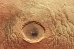 Bezejmenný kráter v oblasti zvané Aonia Terra na Marsu připomíná pro zobrazení ve skutečných barvách velké oko