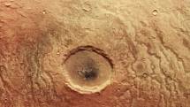 Nejmenovaný kráter v oblasti zvané Aonia Terra na Marsu připomíná pro zobrazení ve skutečných barvách velké oko