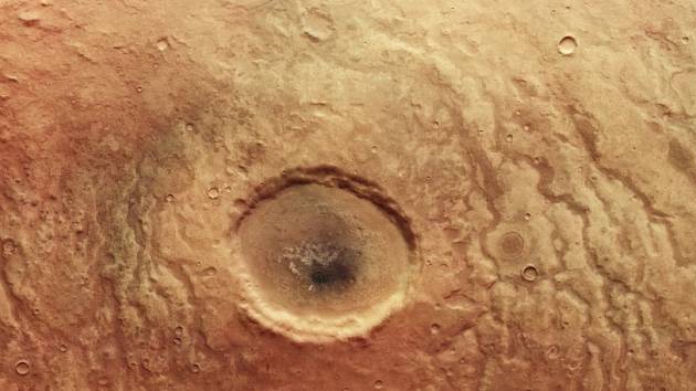 Bezejmenný kráter v oblasti zvané Aonia Terra na Marsu připomíná pro zobrazení ve skutečných barvách velké oko