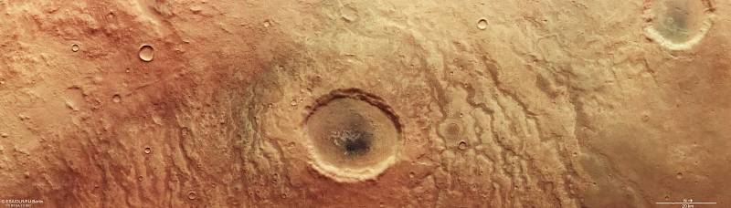 Nejmenovaný kráter v oblasti zvané Aonia Terra na Marsu připomíná pro zobrazení ve skutečných barvách velké oko