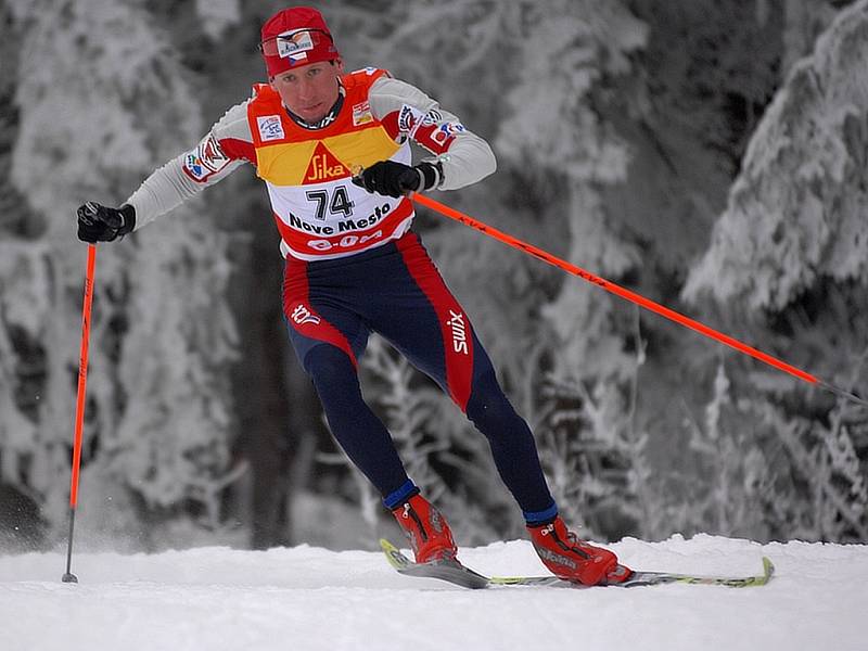 Lukáš Bauer si běží pro vítěztsví v prologu Tour de Ski.