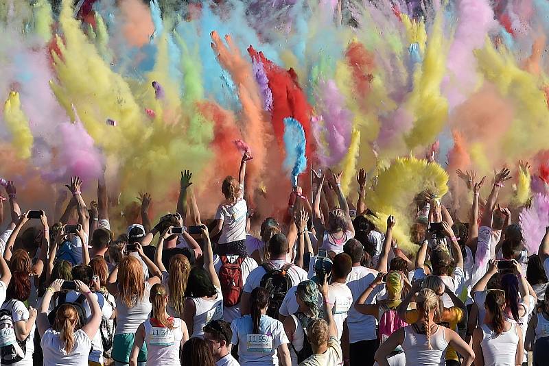 Brno 27.05.2017 - běžecký závod Rainbow Run v Brně u nákupního centra Avion.