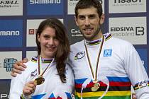 Bikeři Gee Atherton a Manon Carpenterová kralovali na MS sjezdu.