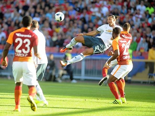 Zlatan Ibrahimovič střílí gól v přípravě proti Galatasarayi.