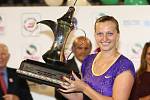 Petra Kvitová s trofejí pro vítězku turnaje v Dubaji.