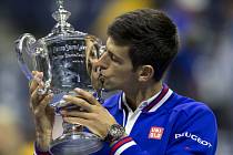 Novak Djokovič s trofejí pro vítěze US Open.