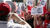 Stávkami a pouličními demonstracemi v pátek Italové protestovali proti úspornému plánu, který přijala vláda premiéra Silvia Berlusconiho s cílem přispět k ozdravení eura.