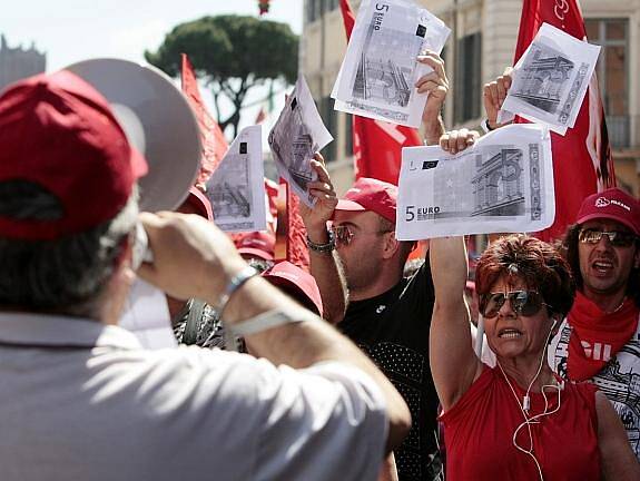 Stávkami a pouličními demonstracemi v pátek Italové protestovali proti úspornému plánu, který přijala vláda premiéra Silvia Berlusconiho s cílem přispět k ozdravení eura.