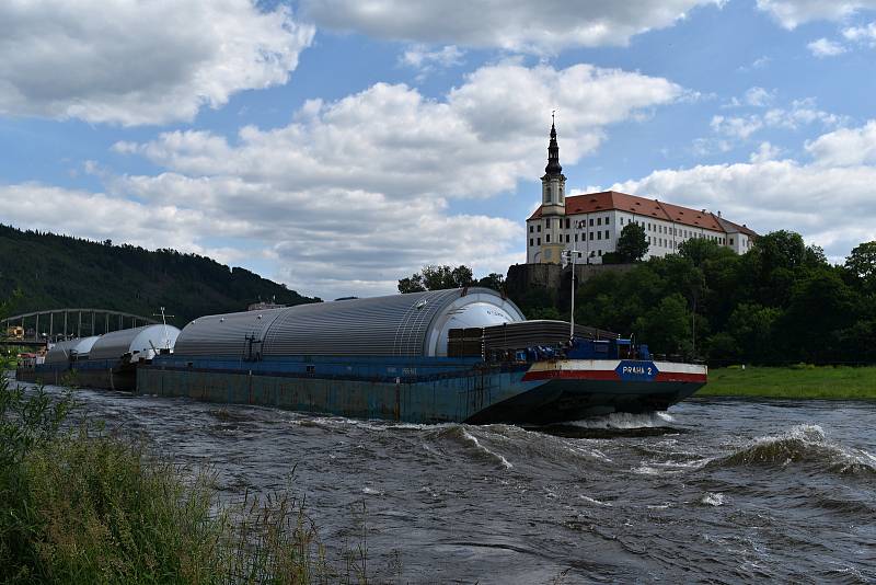 Děčín propluly tanky pro plzeňský pivovar.