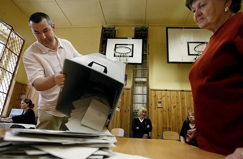 Sčítání volebních lístků ve volbách do Poslanecké sněmovny 29. května v Praze v ZŠ Uhelný trh.