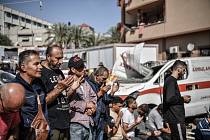 Páteční motlitba Palestinců na nádvoří nemocnice Násir v Khan Yunis v Gaze 10. listopadu 2023