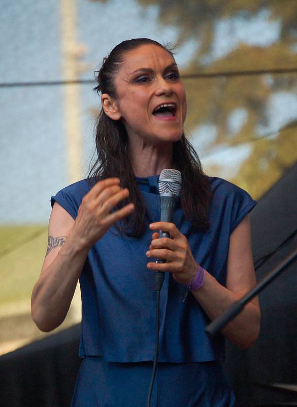 V úvodním čtvrtečním festivalovém dni na Metronome vystoupila zpěvačka Lenka Dusilová s ansámblem Řeka nazvaným podle jejího oceňovaného alba.