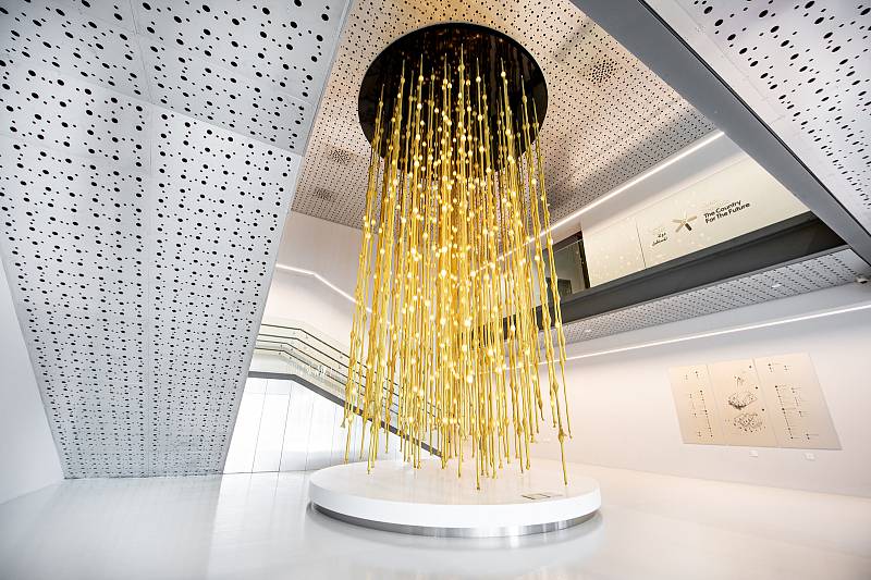 Světelná instalace nazvaná Zlatý déšť pro český pavilon na EXPO 2020 v Dubaji je dílem mistr sklářů z novoborského Lasvitu.