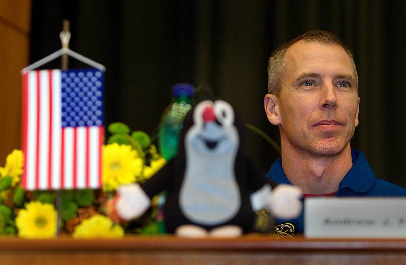 Americký astronaut Andrew Feustel, který při letu raketoplánu do vesmíru s sebou vezl postavičku Krtečka, navštívil v pátek 5. srpna 2011 Zlín. O své cestě na oběžnou dráhu tenkrát vyprávěl před zaplněnou aulou Univerzity Tomáše Bati.