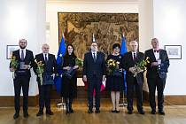 Končící ministr zahraničních věcí Jan Lipavský (nestr.) (uprostřed) předal medaili Za zásluhy o diplomacii, 17. 11. 2025