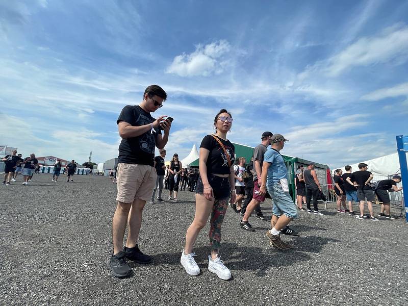 Do Letňan odpoledne mířily tisíce fanoušků tvrdé muziky. V rámci jednodenního festivalu Prague Rocks v areálu letiště v pražských Letňanech vystoupí šestice kapel. Hlavním tahákem je americká formace Metallica