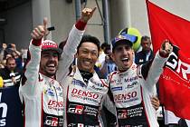 Fernando Alonso (vlevo), Kazuki Nakadžima (uprostřed) a Sebastien Buemi vyhráli slavný závod v Le Mans.