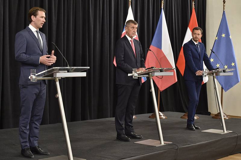 Premiér Andrej Babiš (uprostřed), slovenský premiér Eduard Heger (vpravo) a rakouský kancléř Sebastian Kurz
