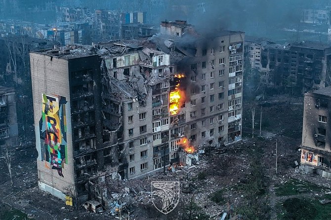 Zasažená budova v ukrajinském Bachmutu, fotografii 21. května zveřejnily ukrajinské síly.