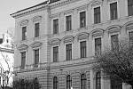 Základní škola v Jungmannově ulici v Roudnici nad Labem. Za války bylo v této budově gymnázium, které se za heydrichiády stalo svědkem velké tragédie.