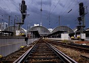 Bouřkové mraky nad železničním nádražím ve Frankfurtu