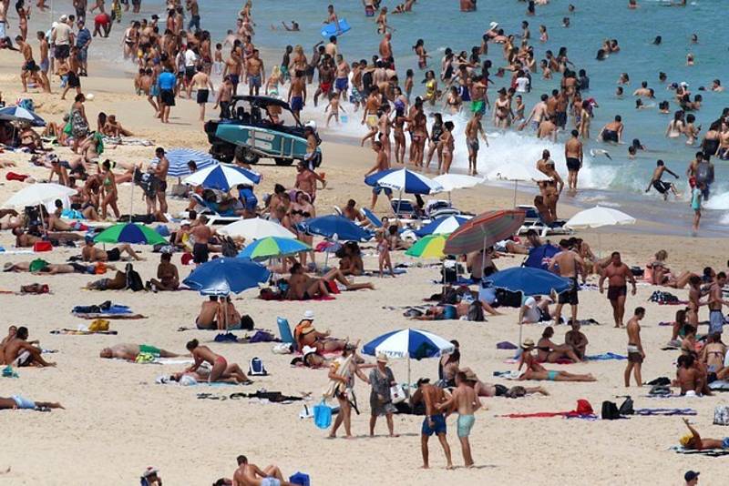 Lidé na pláži v australském Sydney. Ilustrační snímek