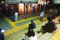 Vlaková doprava v Tokiu je 7. října 2021 pozastavena kvůli výpadku proudu  po zemětřesení, které zasáhlo japonskou metropoli.