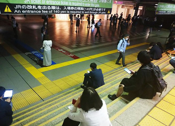 Vlaková doprava v Tokiu je 7. října 2021 pozastavena kvůli výpadku proudu  po zemětřesení, které zasáhlo japonskou metropoli.