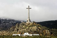Kříž v Údolí padlých je viditelný desítky kilometrů