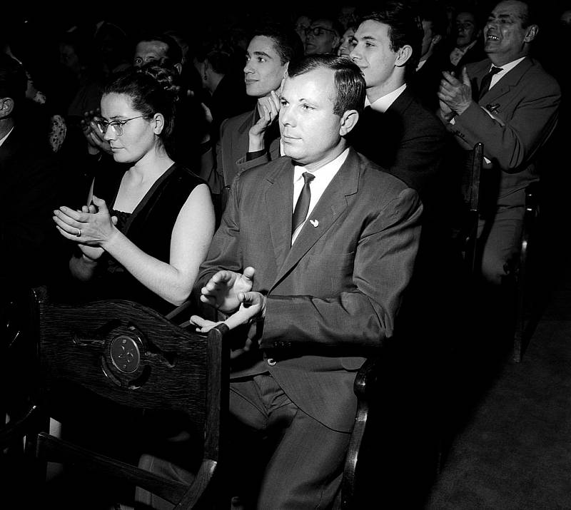 Gagarin s manželkou Valentinou na koncertě v Moskvě v roce 1964