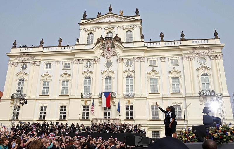 Barack Obama se zdraví s davem po svém projevu na Pražském hradě