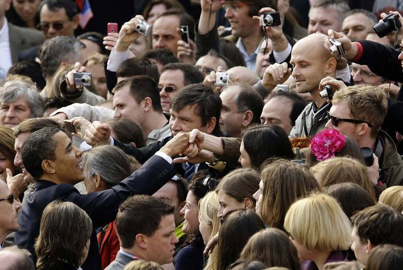 Barack Obama se zdraví s davem po svém projevu na Pražském hradě