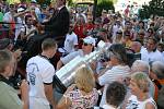 Slavnou trofej Stanley Cup přivezl ve čtvrtek do Vsetína hokejista Jiří Hudler. Na oslavě nechyběl ani Dominik Hašek.