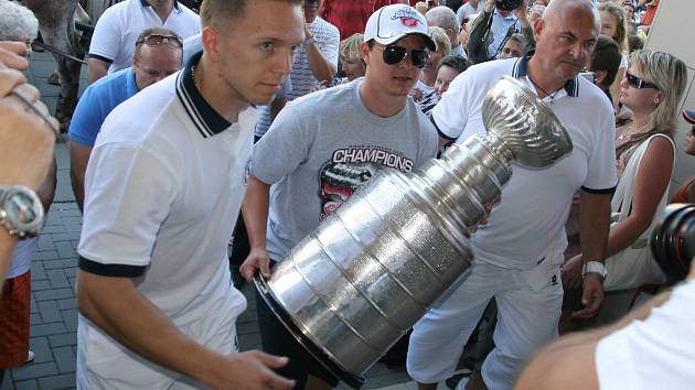 Slavnou trofej Stanley Cup přivezl ve čtvrtek do Vsetína hokejista Jiří Hudler. Na oslavě nechyběl ani Dominik Hašek.