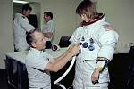 Anna Fisherová do kosmu letěla v roce 1984. Patřila tak nejen mezi první americké astronautky vůbec, ale stala se také první matkou, která vstoupila na oběžnou dráhu Země. Zde při zkouškách obleku přizpůsobenému ženskému tělu