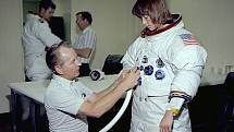 Anna Fisherová do kosmu letěla v roce 1984. Patřila tak nejen mezi první americké astronautky vůbec, ale stala se také první matkou, která vstoupila na oběžnou dráhu Země. Zde při zkouškách obleku přizpůsobenému ženskému tělu.
