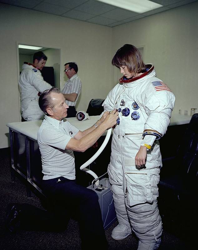 Anna Fisherová do kosmu letěla v roce 1984. Patřila tak nejen mezi první americké astronautky vůbec, ale stala se také první matkou, která vstoupila na oběžnou dráhu Země. Zde při zkouškách obleku přizpůsobenému ženskému tělu
