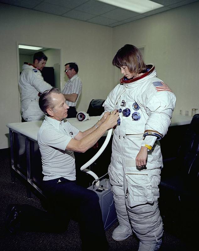 Anna Fisherová do kosmu letěla v roce 1984. Patřila tak nejen mezi první americké astronautky vůbec, ale stala se také první matkou, která vstoupila na oběžnou dráhu Země. Zde při zkouškách obleku přizpůsobenému ženskému tělu.