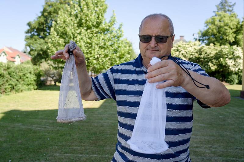 Ke sledování populace komárů slouží hygienikům speciální pasti. Okřídlený hmyz chytají na Břeclavsku v lužních lesích či na březích rybníka v rákosí. Oldřich Šebesta je komárologem už zhruba dvacet let.