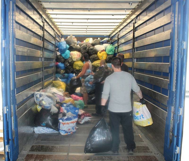 Odsouzení z břeclavské věznice dobrovolně pomáhali po tornádu postiženým na jižní Moravě. Například v meziskladech a provizorních humanitárních centrech vykládali, třídili a nakládali kamiony s materiálem a dary od lidí.