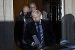 Britský premiér Boris Johnson opouští se svým poradcem Dominicem Cummingsem své sídlo v Downing Street v Londýně.