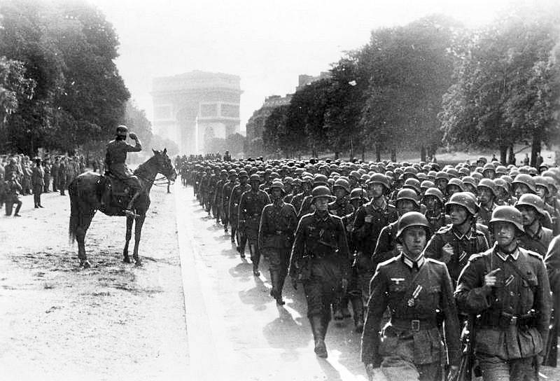 Němečtí vojáci 30. pěchotní divize pochodují 14. června 1940 po pařížské avenue Foch
