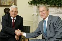 George Bush (vpravo) ve čtvrtek v Bílém domě ujistil Mahmúda Abbáse, že otázku „životaschopného“ palestinského státu otevře během své květnové cesty na Blízký východ, chystané při příležitosti 60. výročí vzniku Izraele. 