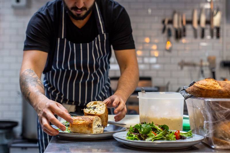 Šéfkuchař vymyslí menu, uvaří ho u sebe doma a vy pak k němu přijdete na večeři. Tak ve zkratce vypadá koncept bytových restaurací.