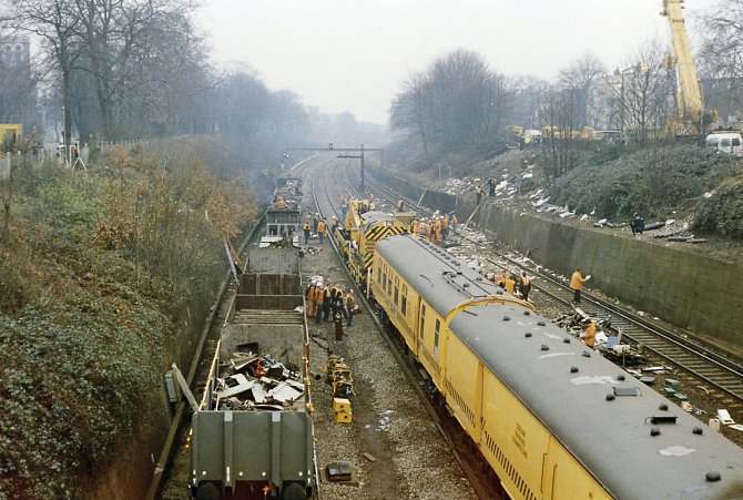 Odklízení trosek zničených vlaků den po havárii. K nehodě došlo západně od nádraží Clapham Junction