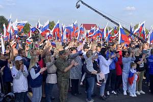 Lidé v ukrajinském Doněcku se radují z připojení Doněcké lidové republiky k Rusku 30. září 2022.