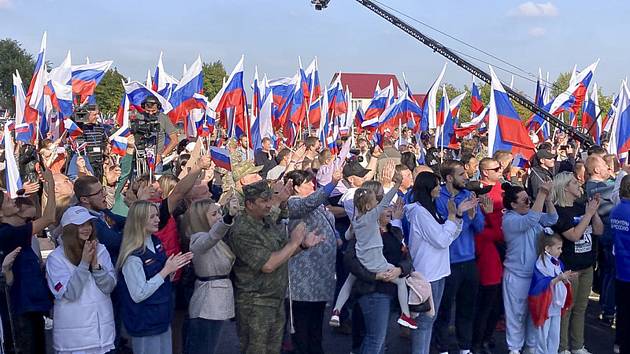 Lidé v ukrajinském Doněcku se radují z připojení Doněcké lidové republiky k Rusku 30. září 2022.