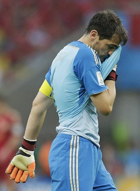 Zklamaný brankář Španělska Iker Casillas proti Chile.