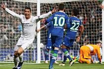 Cristiano Ronaldo z Realu Madrid se raduje z gólu proti Wolfsburgu.