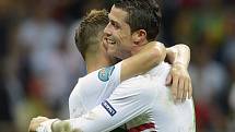 Fotbalisté Portugalska Cristiano Ronaldo (vpravo) a Miguel Veloso se radují z vítězství na Českou republikou ve čtvrtfinále ME.